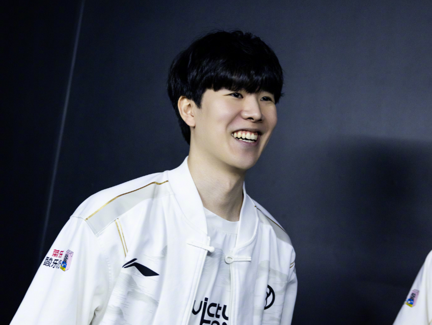 大巴黎官宣：年輕中場米丘特租借至代米爾體育.