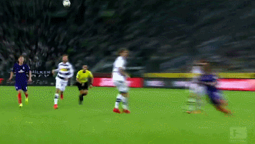 谁能做到❓本赛季仍有4队能争夺三冠王：皇马、巴黎、巴萨、国米.