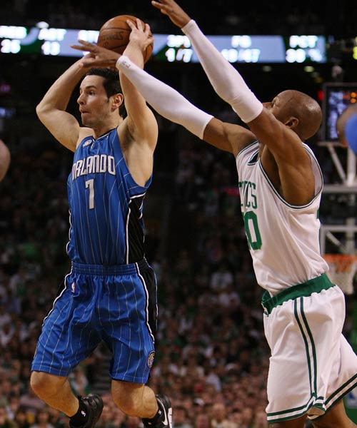 凱文·杜蘭特談瓊斯的助攻失誤比：他就是擅長這個 又是一個7次助攻0失誤的晚上.