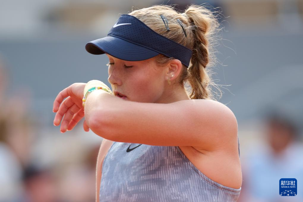 在东非高原，中国长跑健将“与狼共舞”2025-01-29.