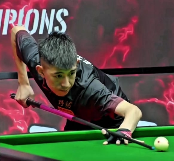 WTT重庆冠军赛：王楚钦完胜莫雷加德 国乒女单包揽四强.