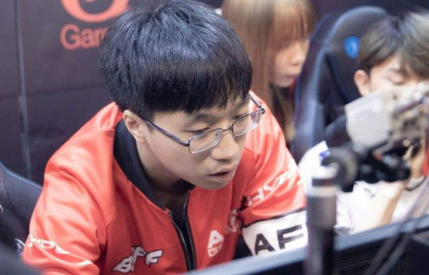 反而加深